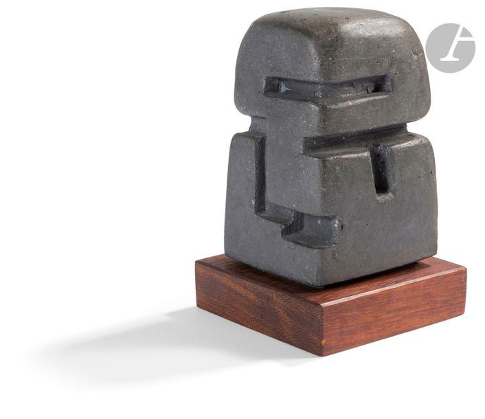 François STAHLY (1911-2006)
Petit Hibou, vers 1970
Sculpture en ciment d’ardoise.
Signée sous la base.
Socle en bois.
16 x 10 x 10 cm

Provenance : 
- Collection privée, Avignon. 
- Vente, Me Patrick Armengau, Avignon, 22 avril 2017. 
- Collection privée, Paris.