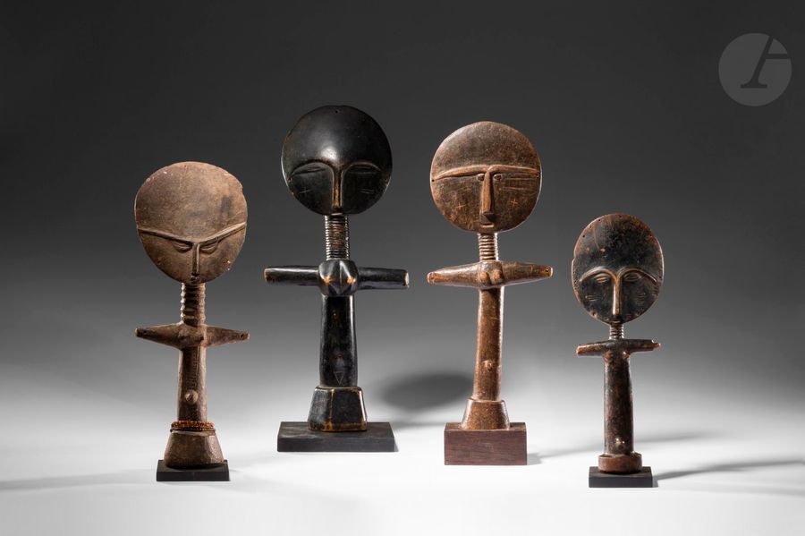 Un lot réunissant quatre poupées de fertilité akwaba
Ashanti, Ghana
Bois, perles, belles patines d'usage
H. : 38 cm - 32,5 cm - 30 cm - 25,5 cm