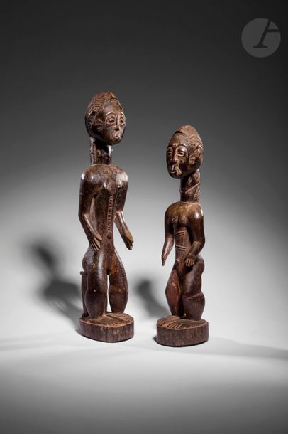 Un couple de statuettes homme et femme aux corps scarifiés, l'homme est assis sur un siège traditionnel, et les stigmates de prélèvements rituels sont visibles au niveau des jambes.
Baoulé, Côte d'Ivoire
Bois, fentes d'ancienneté, et prélèvements rituels, patine d'usage
H. : 49 et 43 cm

Provenance :
Collection Emmanuel Bordier