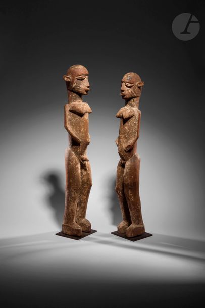 Un couple de statuettes homme et femme bien caractéristiques de ce groupe.
Pougouli (voisins des Lobi), Burkina Faso
Bois dur, patine sacrificielle d'usage
H. : 63 et 66 cm

Provenance :
Collection Emmanuel Bordier