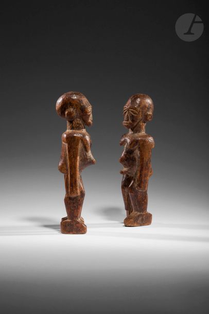 Un couple de statuettes batéba
Lobi, Burkina Faso
Bois, usures et petits manques, belle patine d'usage
H. : 20 cm

Provenance :
Collection Emmanuel Bordier
