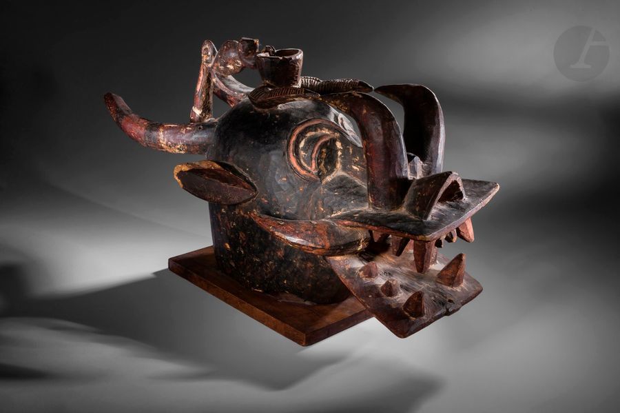 Un ancien et beau masque heaume wanyugo du Poro, orné de l'oiseau mythique Porpianong symbole de fécondité et du caméléon symbole de la Genèse, et d'une coupe sommitale.
Ces masques heaumes wabele sont un savant assemblage alliant cornes d'antilopes, mâchoires de crocodiles, yeux d'hyène, et boutoirs de phacochères.
Sénoufo, Côte d'Ivoire
Bois, pigments, importants accidents et manques, belle patine d'usage 
H. : 71 cm

Provenance : 
Ancienne collection Maurice Garin, acquis entre 1950 et 1955