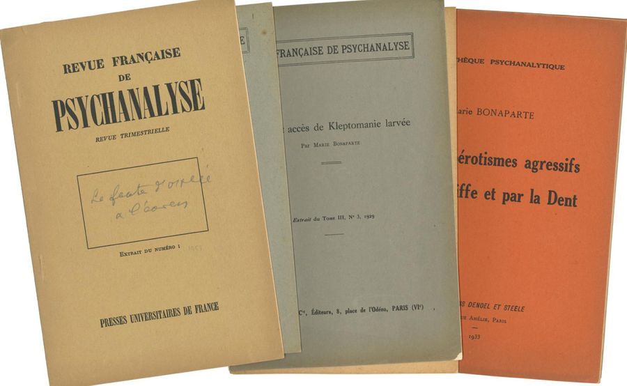 BONAPARTE Marie (1882-1962).
Ensemble de 8 plaquettes ou tirés à part (Paris, 1928-1950).
8 plaquettes in-8 agrafées, couvertures d’origine.
Réunion de 8 tirés à part sur les thèmes favoris de Marie Bonaparte et de la psychanalyse : la sexualité, la mort et la mythologie.
Six extraits de la Revue Française de Psychanalyse : « L’identification d’une fille à sa mère morte » (1928) ; « Un petit accès de Kleptomanie larvée » (1929) ; « Saint Christophe, patron des automobilistes » (octobre-décembre 1948) ; « De l’angoisse devant la Sexualité » (octobre-décembre 1948) ; « La légende des eaux sans fond » (avril-juin 1950) ; « La faute d’Orphée à l’envers » ([1953], titre autographe sur la couv.).
Deux plaquettes de la « Bibliothèque psychanalytique » aux Éditions Denoël et Steele : Deuil, Nécrophilie et Sadisme. À propos d’Edgar Poe (1932) ; Des Autoérotismes agressifs par la Griffe et par la Dent (1933).