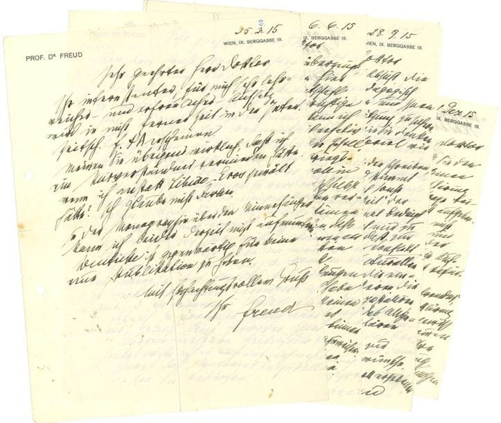 FREUD Sigmund (1856-1939).
5 L.A.S. « Freud », Wien février-décembre 1915, à Max NACHMANSOHN ; 6 pages in-4 et 1 page et quart in-8 à son en-tête et adresse Wien IX, Berggasse 19 (trous de classeur) ; en allemand.
Intéressante correspondance à un jeune psychiatre, avec qui il va se brouiller au sujet de l’inconscient. 
[Max NACHMANSOHN (1887-1937), d’origine russe et juive, a étudié la médecine à Zurich et Francfort, et a reçu une formation de psychiatre à l’hôpital de Gdansk sous Wallenberg ; lors de son séjour à Zurich, il a rencontré le pasteur Oskar PFISTER (1873-1956), correspondant de Freud et Jung ; Nachmansohn a publié en 1915, dans Internationalen Zeitschrift für ärztliche Psychoanalyse, une étude sur « Die Libido bei Freud und der Eros bei Plato. Ein Vergleich », que Pfister envoie à Freud alors que ce dernier vient de rompre avec Jung.]
25 février, après avoir lu l’article… « Meinen Sie übrigens wirklich, daß ich ein Misverständnis vermieden hätte, wenn ich anstatt Libido-Eros gewählt hätte? Ich glaube nicht daran. Zu der Monographie über den Minnesänger kann ich leider derzeit nicht aufmuntern. Deuticke ist gegenwärtig für keine neue Publikation zu haben »… Freud ne croit pas qu’il aurait évité un malentendu s’il avait choisi Eros au lieu de Libido. Il ne peut rien faire pour la monographie sur les Minnesänger, Deuticke refusant toute nouvelle publication ...
6 juin. « Von dem Ernst Ihrer Absichten überzeugt, freue ich mich wie die Anderen hier darauf, Ihre persönliche Bekanntschaft zu machen. Ihre Anfrage, ob jetzt die richtige Zeit ist nach Wien zu kommen, kann ich aber mit voller Bestimmtheit negativ beantworten, fast alle Mitglieder der Gesellschaft erwarten gegenwärtig durch Kriegsdienstleistung abberufen oder voll in Anspruch genommen zu werden. Ich selbst möchte die Stadt in einigen Wochen verlassen. Wenn Sie z.B. nächste Woche kämen könnte ich nicht einmal versprechen, daß diejenigen sich Ihnen widmen könnten an deren Verkehr Ihnen