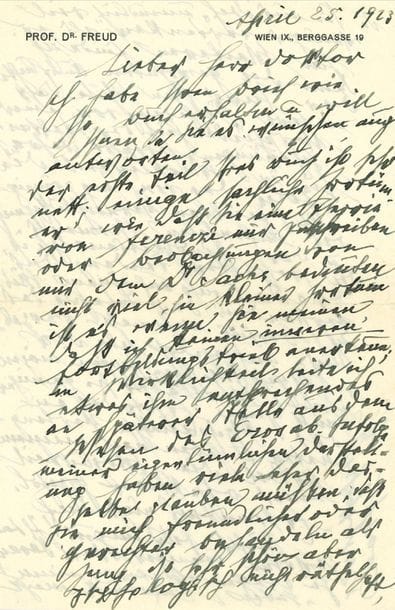 FREUD Sigmund (1856-1939).
L.A.S. « Freud », Wien 25 avril 1923, [au psychiatre néerlandais Johannes Hermanus van der HOOP] ; 2 pages in-8 à son en-tête et adresse Wien IX, Berggasse 19 ; en allemand.
Intéressante lettre discutant les différences entre lui et Jung.
[Johannes Hermanus van der HOOP (1887-1950) avait publié Character and the Unconscious. A critical Exposition of the Psychology of Freud and Jung. Carl Gustav JUNG avait publié en 1921 son livre Psychologische Typen.]
Il a reçu le livre de van der Hoop, et répond à sa lettre. « Der erste Teil Ihres Buch ist sehr nett ; einige sachliche Irrtümer wie dass Sie eine Theorie von Ferenczi mir zuschreiben oder Beobachtungen von mir dem Dr Sachs, bedeuten nicht viel. Ein kleiner Irrtum ist es, wenn Sie meinen, dass ich keinen inneren Fortbildungstrieb anerkenne ; in Wirklichkeit leite ich etwas ihm entsprechendes an späterer Stelle aus dem Wesen des Eros ab. Infolge meiner eigentümlichen Darstellung haben viele Leser dasselbe glauben müssen ; dass Sie mich freundlicher oder gerechter behandeln als jung ist sehr schön aber psychologisch nicht rätselhaft, da Sie mir doch “unendlich” viel weniger verdanken als er. Im Weiteren finde ich dann die gewohnten Ausflüchte der Jung’schen Schule, dass unsere Differenz von einer Verschiedenheit der Weltanschauungen herrührt während sie in Wirklichkeit die Folge der von Jung prinzipiell geübten Vernachlässigung des infantilen Moments und der Kindheitsanalyse ist. Die prospektive Tendenz des Traumes ruht auf einem Missverständnis der Irrlehre, das ich bereits mehrmals vergeblich aufgezeigt habe. Die “psychologischen Typen” mögen ihren Wert haben, aber sie genügen nicht zum Ersatz des an der Psychoanalyse Verleugneten und heben nach meinem Urteil die Möglichkeit einer objektiven psychol. Erkenntnis nicht auf. Nichts für ungut ! Ich bin gewohnt, weniger Wert darauf zu legen ob etwas einen “guten Einduck macht” »…
La première partie du livre est très agréable ; Freu