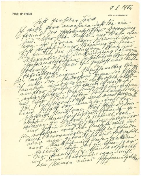 FREUD Sigmund (1856-1939).
L.A.S. « Freud », Wien 9 octobre 1932 ; 1 page ¾ in-4 à son en-tête et adresse Wien IX, Berggasse 19 ; en allemand (petites fentes aux plis réparées).
Importante lettre sur son combat sur la reconnaissance de la psychanalyse, et sur la psychanalyse aux U.S.A.
[Freud cite dans sa lettre les psychanalystes William STERN (1871–1938) et Franz ALEXANDER (1891-1964), qui ont fondé en octobre 1932 le Chicago Psychoanalytic Institute avec une orientation académique, indépendant de la Psychoanalytic Society.]
« Ich will gern annehmen daß Sie ein Freund der psychoanalytischen Bewegung sind. Über die Mittel und Wege, wie man ihr dienen kann, scheinen wir sehr verschiedener Meinung zu sein. Sie finden den Entwurf von Stern und Alexander zur Ankündigung des neuen psychoanalytischen Instituts allzu schroff polemisch, ich fand ihn zaghaft und unbefriedigend.
Seit mehr als einem Menschenalter kämpfe ich mit dem Widerstand gegen die Psychoanalyse innerhalb und außerhalb akademischer Kreise. Ich glaube, ich weiß ihn einzuschätzen. Man muß mit ihm rechnen und ihm Stand halten. Er ist nicht dadurch zu beseitigen, daß man vom Programm und Inhalt der Analyse etwas verschweigt. Glaubt man durch solche diplomatische Unaufrichtigkeit Freunde gewonnen zu haben, so giebt es dann nur zwei Möglichkeiten. Entweder Sie erfahren, was die Analyse will und dann verwandeln Sie sich in Feinde, oder man getraut sich aus festgehaltener Rücksicht auf diese prekären Freunde nicht das zu thun was die Analyse zu thun vorschreibt, und dann verdient man nicht den Namen einer Psychoanalytikers.
Psychoanalyse und Opportunismus vertragen sich nicht mit einander. Man sucht in der Analyse ein Stück der durch Konventionen verhüllten Wahrheit aufzudecken. Die erste Wahrheit, die man sich eingestehen muß ist, daß man den Widerstand breiter Schlichten der Menschheit nicht vermeiden kann. Wollen die Universitäten nichts von der Analyse wissen, so muß sich die Analyse eben un