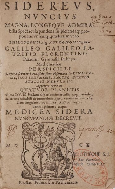 GALILEI Galileo (1564-1642)
KEPLER Johannes (1571-1630).
GALILEI. Sidereus, Nuncius Magna, Longeque admirabilia Spectacula pandens... Apprime vero in Quatuor Planetis circa Iovis Stellam disparibus... (Francfort, [Zacharias] Palthenius, 1610). [Relié avec :] KEPLER. Dissertatio cum Nuncio Sidereo nuper ad mortales misso à Galilaeo Galilaeo... (Francfort, Zacharias Palthenius, 1611). 2 ouvrages en un volume petit in-8 (16,3 x 9,5 cm).
Collation : Galilée, 31 ff (mal paginés) dont 2 ff de planches (1 f. de titre, A8-D4) ; Kepler : 27 ff (1 f. de titre, A8-D3). 
Reliure de l’époque vélin souple, pièce de titre manuscrite en papier au dos.
Seconde édition du Galilée, et première édition hors d’Italie d’un livre du savant, publiée quelques mois après l’originale, du premier ouvrage scientifique fondé sur les observations à la lunette astronomique que Galilée avait conçu un an plus tôt. Il y décrit la surface de la Lune, dont il s’aperçoit qu’elle n’est pas lisse, la nébuleuse d’Orion et l’amas des Pléiades, plus connu sous le nom de Voie lactée, ainsi que Jupiter et ses lunes qu’il découvre grâce à son invention. 
Cette édition connaît un succès aussi franc que l’originale, la principale différence se situant dans le format, ici plus petit, et dans les illustrations, ici gravées sur bois et non sur cuivre. Mais la nouveauté dans la représentation des cartes célestes fut le choix du fond noir.
Originellement, l’ouvrage possède deux grandes planches en sus des illustrations dans le texte, mais dans notre exemplaire, bien complet, l’une d’entre elles est coupée en deux, les deux parties ayant été reliées à l’endroit correspondant au texte ; la légende des Pléiades et celle à droite de la nébuleuse d’Orion ont été amputées. Les exemplaires comportant ces cartes sont d’une insigne rareté. 
On trouve à la suite, la troisième édition de la Dissertatio de KEPLER, après celles de Prague et Florence l’année précédente, qui est une réaction enthousiaste au t