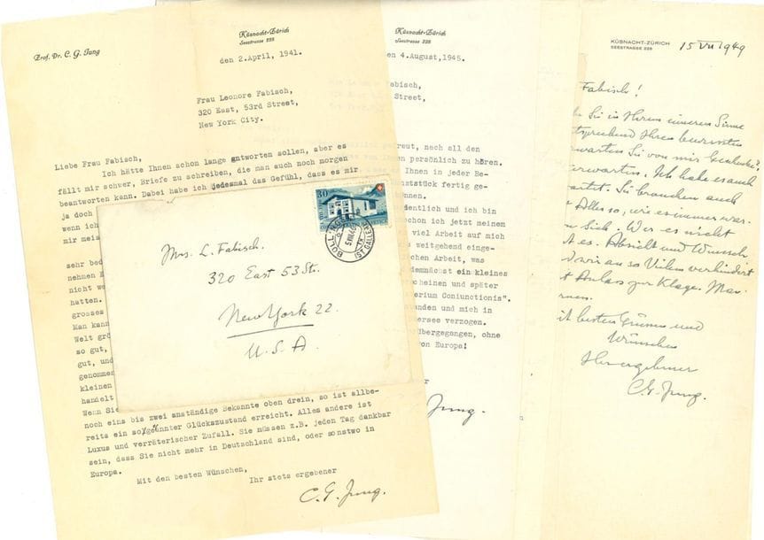 JUNG Carl Gustav (1875-1961).
7 L.A.S. et 12 L.S. « C.G. Jung », et 2 MANUSCRITS autographes, Küsnacht-Zürich 1940-1960, à Leonore L. FABISCH ;  21 pages in-4 ou in-8 à son en-tête et adresse, 3 enveloppes (fente à la 1re lettre) ; en allemand.
Importante correspondance avec la psychologue et graphologue américaine Leonore L. Fabisch, qui avait fui l’Allemagne pour l’Amérique. Nous ne pouvons en donner ici que quelques extraits.
24 avril 1940. Jung évoque le grand malaise avec la question de la psychothérapie profane ; on ne sait pas comment cette question pourrait être résolue à l’avenir. Il a toujours préconisé que les laïcs soient reconnus comme auxiliaires et reçoivent un statut approprié. C’est à son avis la seule solution possible. Cependant, cela signifierait que les laïcs ne seront autorisés à réaliser cette activité qu’en s’identifiant par une collaboration avec un médecin. « Es ist natürlich, wie Sie begreifen werden, immer eine grosse Misslichkeit mit der Frage der Laien-Psychotherapie. Es ist gar nicht abzusehen wie diese Frage in der Zukunft gelöst werden könnte. Ich bin immer dafür eingetreten, dass Laien als Hilfskräfte anerkannt werden sollten und dass ihnen ein entsprechender Status verliehen wird. Es ist m.E. die einzig mögliche Lösung. Sie werde aber bedeuten, dass Laien nur dann zur Ausübung dieser Tätigkeit autorisiert werden, wenn sie sich über Kollaboration mit einem Arzte ausweisen können »… 2 avril 1941, sur la judéité et l’antisémitisme qui posent un problème important. Personne ne peut en parler intelligemment, à part pour dire que le monde est une immense porcherie, qui mérite tout juste d’exister. D’ailleurs, s’il était à peine pire, le monde imploserait piteusement à force de cruauté. En fait, personne ne peut rien y faire, chacun doit trouver un petit recoin dans lequel il peut exister plus ou moins humainement. À plus large échelle, il s’agit de qui mange qui, et qui est mangé par qui. Si vous avez un toit, et ne souffrez pas