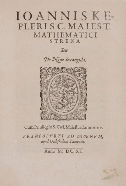KEPLER Johannes (1571-1630).
Strena seu De Nive Sexangula (Francfort, Gottfried Tampach, 1611).
In-8 (22,5 x 15,2 cm), reliure semi-souple de veau lavallière, plats recouverts de 54 carrés articulés de bois tropical, dos lisse muet, doublures en agneau velours brun rouge, emboîtage à dos de veau, titre à la chinoise au palladium, plats de papier noir, intérieur en agneau velours brun (J. de Gonet, 2008).
Rarissime édition originale de ce traité fondateur de la cristallographie, avant les ouvrages de Rasmus Bartholin en 1669, ou Romé de Lisle en 1672.
Ce petit opuscule, dédié au diplomate Johannes Matthaeus Wacker von Wackenfels, prend la forme d’une lettre dans laquelle Kepler s’interroge sur la forme des cristaux de neige, dont il déduit qu’elle est le résultat de l’agrégation de plusieurs autres formes géométriques similaires. C’est dans cet ouvrage qu’il émet la fameuse « conjecture de Kepler » qui cherche la façon d’empiler des sphères le plus densément possible dans un espace donné et qui ne trouvera sa réponse partielle qu’en 1998 et intégrale en 2014.
Grattage d’un ex-libris partiellement restauré à la dernière page.
Remarquable reliure à pavage articulé de Jean de GONET.
