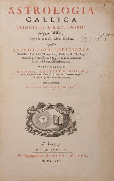 MORIN Jean-Baptiste (1583-1656).
Astrologia gallica principiis & rationibus propriis stabilita… (La Haye, Adrian Vlacq, 1661).
In-folio (34,9 x 22,3 cm), veau brun, dos à nerfs orné (reliure de l’époque).
Édition originale posthume du principal traité de Morin, illustré de quelques figures dans le texte et de son portrait gravé à l’eau-forte. Dans cet ouvrage il réaffirme le statut de l’astrologie comme science exacte, à contre-courant de son époque qui tend à s’en éloigner.
Mouillures, taches et rousseurs aux premiers et derniers feuillets, 2 petits trous au titre, reliure frottée et tachée, avec quelques restaurations.