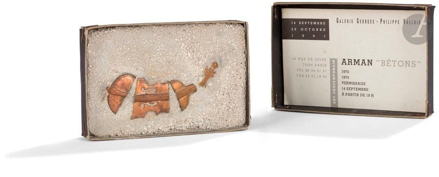 Armand FERNANDEZ dit ARMAN (1928-2005)
Béton, 1991
Bronze et béton dans un emboîtage en carton.
Offert comme carton d'invitation à l'exposition éponyme à la Galerie Georges Philippe Vallois, Paris, septembre-octobre 1991.
9 x 6 x 1 cm


Provenance : 
Collection Gaston Diehl.

Cette œuvre est enregistrée dans les Archives Denyse Durand-Ruel sous le n° 1698.
Nous remercions Madame Denyse Durand-Ruel pour les informations qu'elle nous a transmises.