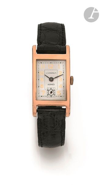 ANONYME. Vers 1940
Montre bracelet pour homme en or 18K (750) cadran refait avec une signature rapportée Longines et Hermès, index chiffres arabes formant les heures, mouvement à remontage mécanique non signé, bracelet cuir avec une boucle déployante en or jaune 18K Hermès. 
Diamètre : 21 mm x 40 mm
Poids brut : 47 g