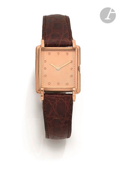 BOUCHERON. Vers 1960
N° 72935
Montre bracelet pour femme en or rose 18K (750), cadran or rose, index points formant les heures, mouvement à remontage mécanique, bracelet cuir avec une boucle ardillon en or rose 18K signée.
Cadran, boîtier et mouvement signés.
Diamètre : 24 mm x 33 mm
Poids brut : 30,3 g