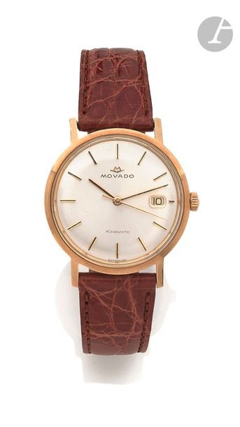MOVADO Kingmatic. Vers 1960
N° 5261
Montre bracelet pour homme en or 18K (750), cadran blanc, index bâtons appliqués formant les heures, date par guichet à 6h, mouvement mécanique à remontage automatique calibre 538, bracelet cuir avec boucle ardillon en plaqué or.
Cadran, boîter et mouvement signés.
Diamètre : 34 mm
Poids brut : 42,1 g
