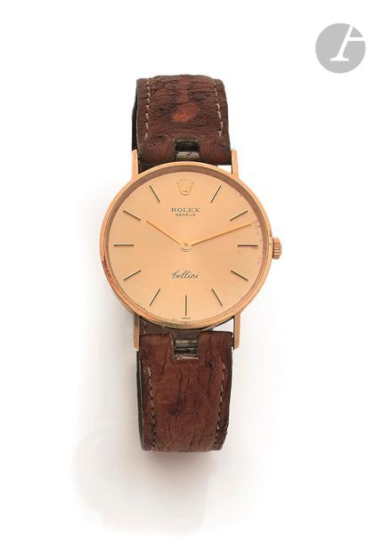 ROLEX Cellini. Vers 1980
N° 4154296
Montre bracelet pour homme en or jaune 18K (750), cadran doré (traces d’oxydations à 3h), index bâtons appliqués formant les heures, mouvement à remontage mécanique, bracelet cuir boucle ardillon en acier non signée.
Cadran, boîtier et mouvement signés.
Diamètre : 31 mm
Poids brut : 31 g