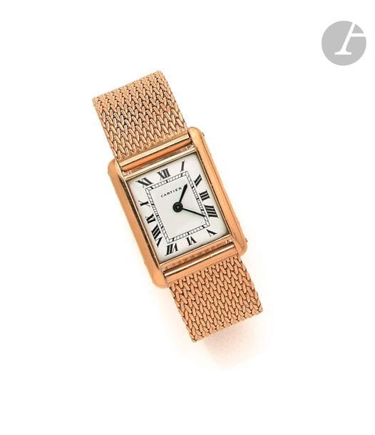 CARTIER TANK. Vers 1960
N° 44673
Montre bracelet pour femme en or jaune 18K (750), cadran blanc, index chiffres romains formant les heures, mouvement à remontage mécanique Cartier INC, N° 545278, (manque la tige et la couronne), bracelet en or jaune rapporté non signé.
Cadran, boîtier et mouvement signés.
Diamètre : 20 mm x 28 mm
Poids brut : 50,6 g
VERRE CASSE