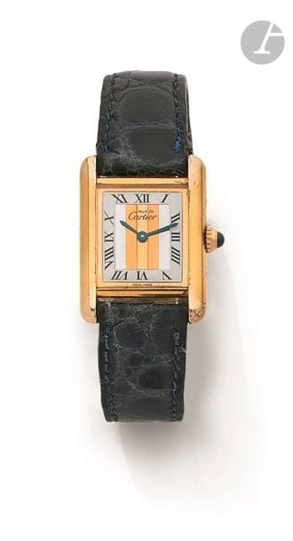 CARTIER MUST. Vers 1970
N° 02488-557051
Montre bracelet pour femme en vermeil (925), cadran trois ors, index chiffres romains formant les heures, mouvement à quartz (fonctionne), bracelet cuir avec sa boucle ardillon en plaqué or.
Diamètre : 20 mm x 28 mm
Poids brut : 20 g