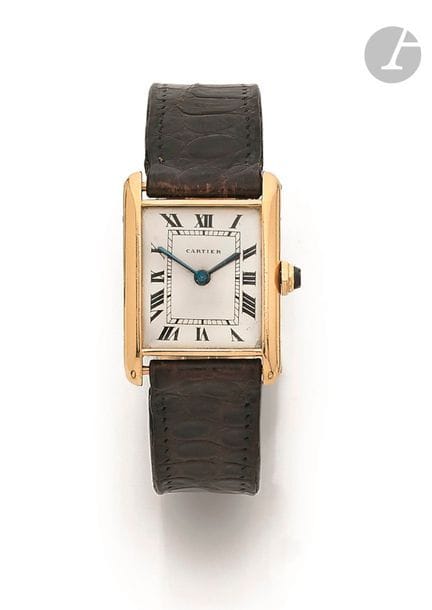 CARTIER TANK. Vers 1950
N° 43041
Montre bracelet pour femme en or jaune 18K (750), cadran crème, index chiffres romains formant les heures, mouvement à remontage mécanique EWC N° 545217, bracelet cuir avec sa boucle déployante en or rose N° 14365.
Cadran, boîtier et mouvement signés.
Diamètre : 20 mm x 28 mm
Poids brut : 26,7 g