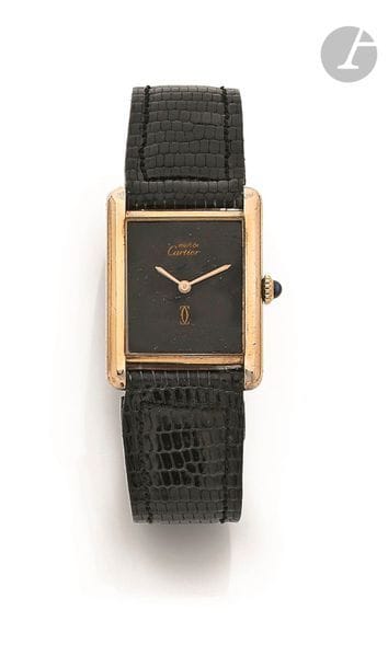 CARTIER MUST. Vers 1970
N° 6043244
Montre bracelet pour femme en vermeil (925), cadran peint façon bois, mouvement à remontage mécanique, bracelet cuir, verre accidenté.
Cadran, boîtier et mouvement signés.
Diamètre : 23 mm x 30 mm
Poids brut : 28,3 g