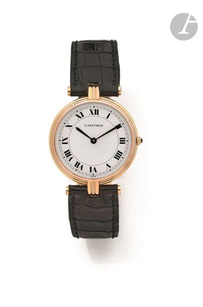 CARTIER VENDÔME. Vers 1970
N° 810030065
Montre bracelet pour homme trois ors 18K (750), cadran blanc, index chiffres romains formant les heures, mouvement à quartz (ne fonctionne pas prévoir une révision), bracelet cuir avec sa boucle déployante en or 18K signée.
Cadran, boîtier et mouvement signés.
Diamètre : 30 mm
Poids brut : 34,3 g