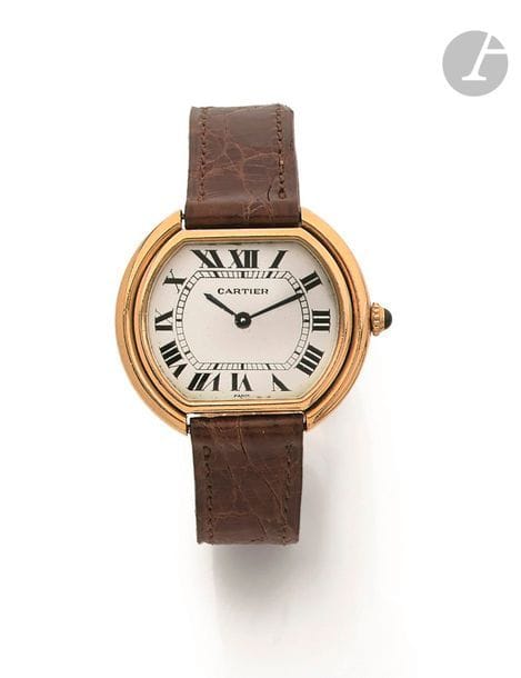 CARTIER ELLIPSE. Vers 1970
N° 780911427
Montre bracelet pour homme en or jaune 18K (750), cadran blanc, index chiffres romains formant les heures, mouvement à remontage mécanique Cartier 78-1, calibre ETA 2512, bracelet cuir avec sa boucle déployante en or 18K signée.
Cadran, boîtier et mouvement signés.
Diamètre : 32 mm
Poids brut : 37,5 g
