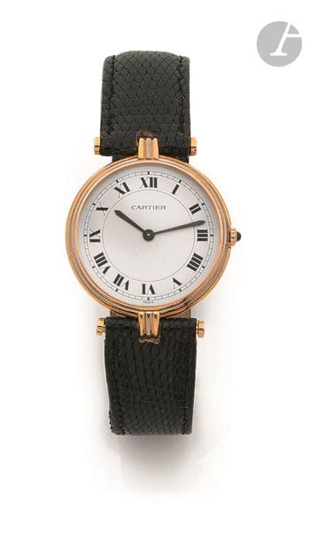 CARTIER VENDÔME. Vers 1970
N° 810032421
Montre bracelet pour homme trois ors 18K (750), cadran blanc, index chiffres romains formant les heures, mouvement à quartz (ne fonctionne pas prévoir une révision), bracelet cuir avec une boucle ardillon en plaqué or non signée.
Cadran, boîtier et mouvement signés.
Diamètre : 30 mm
Poids brut : 26 g