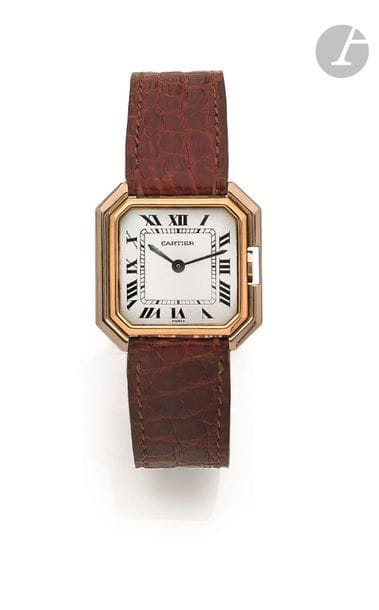 CARTIER CEINTURE. Vers 1970
N° 782080093
Montre bracelet pour femme deux ors 18K (750), cadran blanc, index chiffres romains formant les heures, mouvement à remontage mécanique Cartier 78-1 calibre ETA 2512, bracelet cuir avec sa boucle déployante en or 18K signée.
Cadran, boîtier et mouvement signés.
Diamètre : 27 mm x 27 mm
Poids brut : 33,5 g