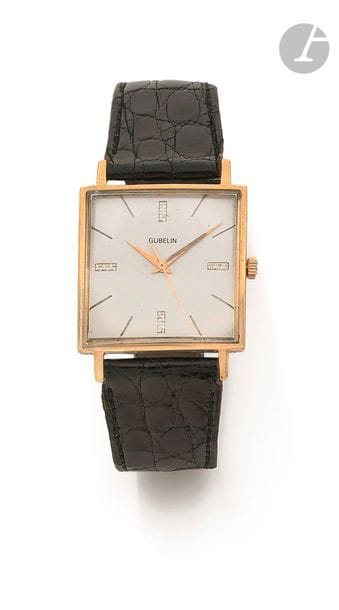 GUBELIN. Vers 1960
N° 4116919-160
Montre bracelet pour homme en or jaune 18K (750), cadran crème, index bâtons formant les heures, mouvement mécanique à remontage automatique calibre 1428U, N° 4481259, bracelet cuir boucle ardillon en plaqué or non signée.
Cadran, boîtier et mouvement signés.
Diamètre : 30 mm
Poids brut : 37,8 g