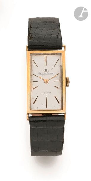 JAEGER LECOULTRE Voguematic. Vers 1970
N° 1266758
Montre bracelet pour femme en or jaune 18K (750), cadran blanc, index bâtons appliqués formant les heures, mouvement mécanique à remontage automatique, bracelet cuir boucle ardillon en plaqué or. 
Cadran, boîtier et mouvement signés.
Poids brut : 23 g