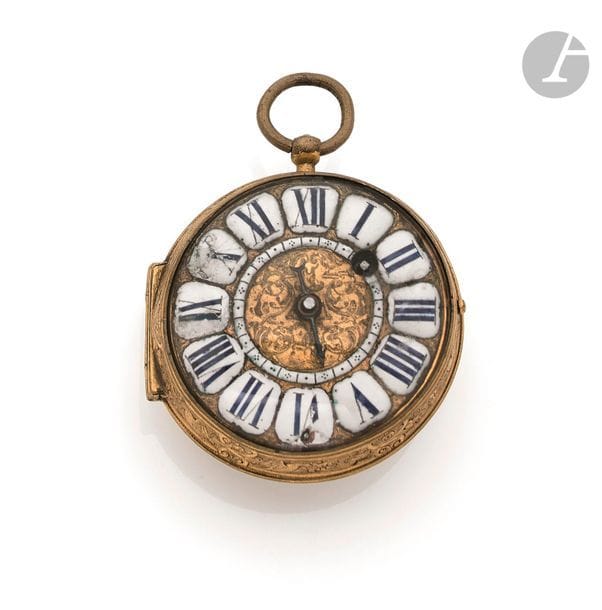 GAUDRON à Paris. Vers 1690
Montre de poche d’époque Louis XIV en métal doré, cadran doré à cartouches émaillés formant les heures (accident), mouvement coq à pendulum gravé de rinceaux, boîtier richement décoré.
Diamètre : 60 mm
Manque le verre.