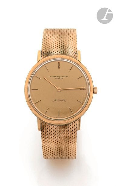 AUDEMARS PIGUET. Vers 1960
N° 46988
Montre bracelet pour homme en or jaune 18K (750), cadran doré, index bâtons appliqués formant les heures, mouvement mécanique à remontage automatique calibre K2120 N° 107323, bracelet soudé en or jaune 18K avec une boucle déployante.
Cadran, boîtier et mouvement signés.
Diamètre : 34 mm
Poids brut : 82,4 g