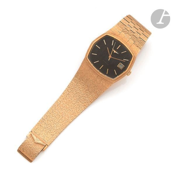 LONGINES. Vers 1970
N° 17399319
Montre bracelet pour homme en or jaune 18K (750), cadran façon bois, index bâtons appliqués formant les heures, date par guichet à 3h, mouvement mécanique à remontage automatique calibre L633,1 N° 52948105, bracelet intégré en or jaune 18K avec son fermoir signé.
Cadran, boîtier et mouvement signés.
Diamètre : 35 mm 
Poids brut : 109 g