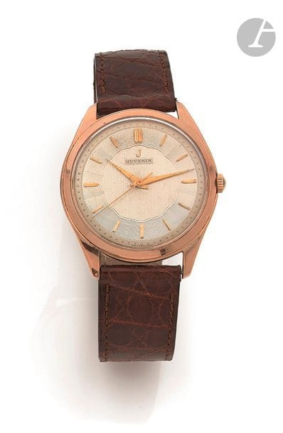 JUVENIA. Vers 1960
N° 362339
Montre bracelet pour homme en or jaune 18K (750), cadran crème, index bâtons appliqués formant les heures, mouvement mécanique à remontage automatique, bracelet cuir avec une boucle ardillon en métal doré.
Cadran, boîtier et mouvement signés.
Diamètre : 36 mm
Poids brut : 40,3 g