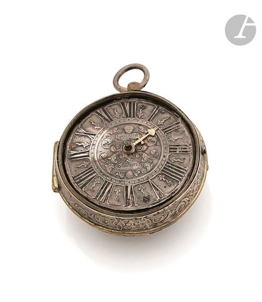 GAUDRON à Paris. Vers 1690
Montre de poche en métal argenté d’époque Louis XIV, cadran argent, index chiffres romains formant les heures, mouvement à coq, balancier apparent laissant voir un médaillon émaillé à décor d’un portrait de femme, boîtier ciselé.
Diamètre : 59 mm
Manque le verre.