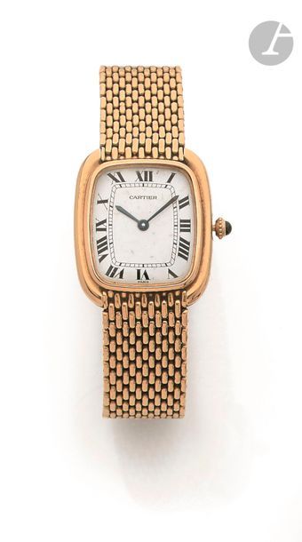 CARTIER Gondole Automatique. Vers 1970
N° 170100694
Montre bracelet pour femme en or jaune 18K (750), cadran blanc (craquelé), index chiffres romains formant les heures, mouvement mécanique à remontage automatique signé, calibre ETA 2670, bracelet en or jaune avec sa boucle déployante signée.
Cadran, boîtier et mouvement signés.
Diamètre : 27 mm x 31 mm
Poids brut : 75,8 g