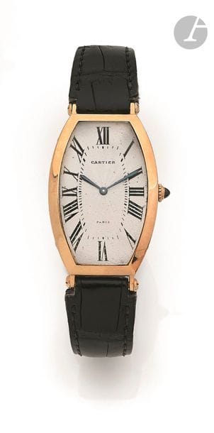 CARTIER Tonneau. Vers 1980
N° A 107721
Montre bracelet en or jaune 18K (750), cadran crème, index romains formant les heures, mouvement à remontage mécanique signé calibre 2512-1, bracelet cuir boucle signée en plaqué or.
Cadran, boîtier et mouvement signés.
La montre est accompagnée d’une boucle déployante en or signée (Poids : 9,2 g).
Diamètre : 26 mm x 46 mm
Poids brut : 36,7 g