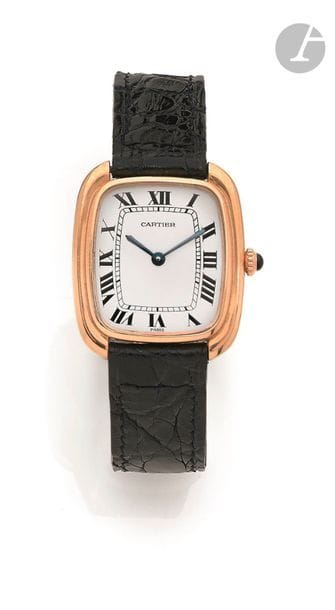 CARTIER Gondole Automatique. Vers 1970
N° 170100740
Montre bracelet pour femme en or jaune 18K (750), cadran blanc, index chiffres romains formant les heures, mouvement mécanique à remontage automatique signé, calibre ETA 2670, bracelet cuir avec sa boucle déployante signée.
Cadran, boîtier et mouvement signés.
Diamètre : 27 mm x 31 mm
Poids brut : 41,7 g