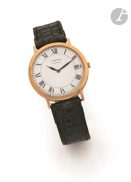 CARTIER Ronde Automatique. Vers 1980
N° 13603-92875
Montre bracelet pour homme en or jaune 18K (750), cadran crème, index chiffres romains formant les heures, date par guichet à 3h, mouvement mécanique à remontage automatique signé Piaget calibre 12P1, N° 741615, bracelet cuir avec sa boucle déployante en or numérotée 23711.
Cadran, boîtier et mouvement signés.
Diamètre : 32 mm
Poids brut : 43,7 g