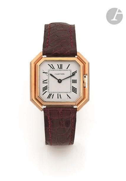 CARTIER Ceinture. Vers 1970
N° 170010316
Montre bracelet pour homme en or jaune 18K (750), cadran blanc, index chiffres romains formant les heures, mouvement mécanique à remontage automatique signé Cartier, calibre ETA 2670, bracelet cuir avec sa boucle déployante en or signée.
Cadran, boîtier et mouvement signés.
Diamètre : 31 mm x 31 mm
Poids brut : 46,2 g
