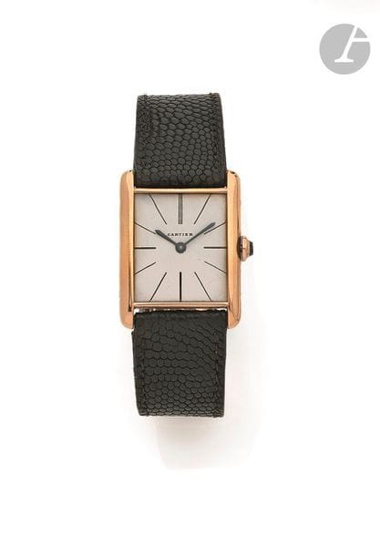 CARTIER Tank. Vers 1960
N° 42919-014790
Montre bracelet pour homme en or jaune 18K (750), cadran crème, index bâtons formant les heures, mouvement à remontage mécanique signé, calibre 821, bracelet cuir avec sa boucle déployante en or numérotée 14335.
Cadran, boîtier et mouvement signés.
Diamètre : 23 mm x 30 mm
Poids brut : 33,5 g