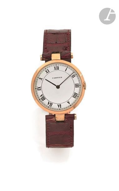 CARTIER Ronde à vis Armurier. Vers 1940
N° 41301
Montre bracelet pour femme en or jaune 18K (750), cadran blanc, index chiffres romains formant les heures, mouvement à remontage mécanique signé EWC, bracelet cuir avec sa boucle déployante en or poinçonnée EJ, N° 12231.
Cadran, boîtier et mouvement signés.
Diamètre : 30 mm
Poids brut : 35,5 g