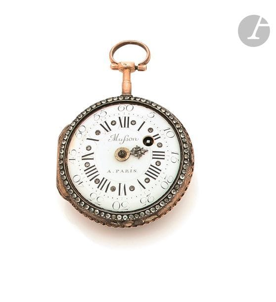 MUFSON à Paris. Vers 1790
Montre de poche en or jaune 18K (750) d’époque Louis XVI, cadran émaillé blanc, index chiffres romains formant les heures, manque l’aiguille des minutes, lunette sertie de diamants taillés en rose, mouvement à coq, échappement à verge, boîtier décoré d’un médaillon émaillé à décor d’un portrait de femme.
Diamètre : 41 mm
Poids brut : 50 g
Manque le verre.