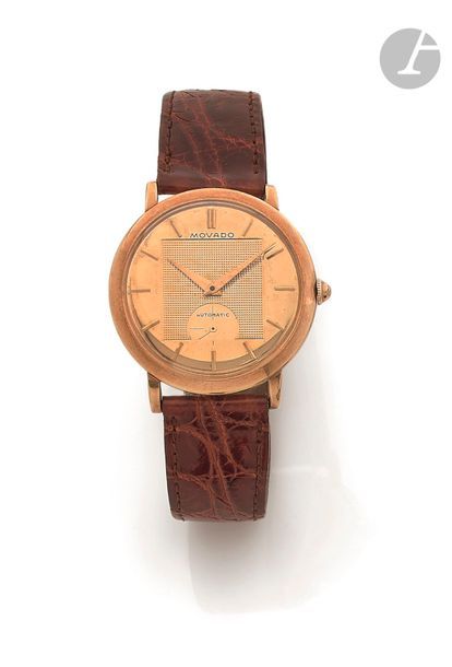 MOVADO. Vers 1960
N° 8463-A2124423
Montre bracelet pour homme en or jaune 18K (750), cadran doré, index bâtons appliqués formant les heures, trotteuse à 6h, mouvement mécanique à remontage automatique, bracelet cuir avec une boucle ardillon en plaqué or.
Cadran, boîtier et mouvement signés.
Diamètre : 34 mm
Poids brut : 35,5 g