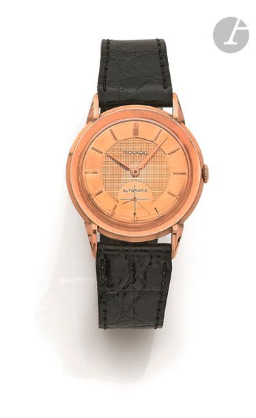 MOVADO. Vers 1960
N° A 2123754-R8443
Montre bracelet pour homme en or rose 18K (750), cadran rose, index bâtons appliqués formant les heures, trotteuse à 6h, mouvement mécanique à remontage automatique, bracelet cuir avec une boucle ardillon en or non signée.
Cadran, boîtier et mouvement signés.
Diamètre : 34 mm
Poids brut : 38 g