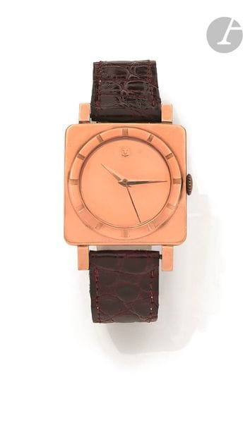 UNIVERSAL Genève. Vers 1960
N° 1799602-10239 1
Montre bracelet pour homme en or rose 18K (750), cadran rose, lunette index striés formant les heures, mouvement mécanique à remontage automatique calibre 138 SS, bracelet cuir boucle ardillon en plaqué or.
Cadran, boîtier et mouvement signés.
Diamètre : 30 mm
Poids brut : 39,5 g