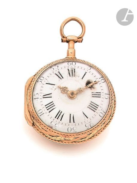 DUFOUR à Rouen N° 533. Vers 1790
Montre de poche en or jaune 18K (750) d’époque Louis XVI, cadran émaillé blanc, index chiffres romains formant les heures, mouvement à coq, échappement à verge, boîtier décoré.
Diamètre : 44 mm
Poids brut : 68 g