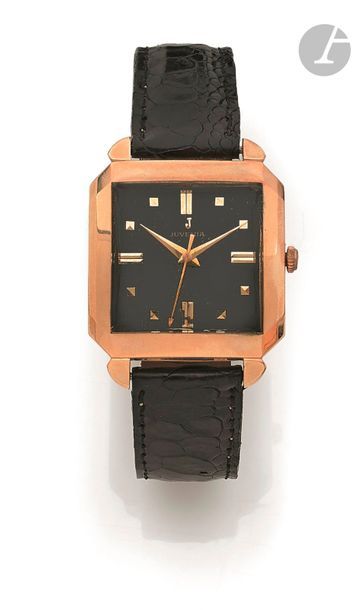 JUVENIA. Vers 1960
N° 340662
Montre bracelet pour homme en or 18K (750), cadran noir, index appliqués formant les heures, mouvement mécanique à remontage automatique, bracelet cuir avec une boucle ardillon en métal doré.
Cadran, boîtier et mouvement signés.
Diamètre : 31 mm
Poids brut : 49,2 g