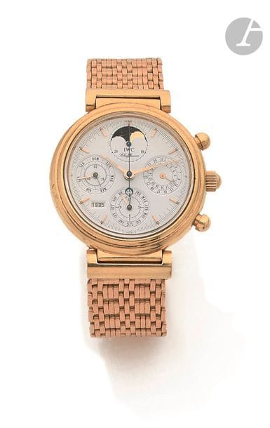 IWC Schaffhausen Da Vinci. Vers 1990
N° 2417481
Montre bracelet pour homme en or jaune 18K (750) de type chronogaphe à quantième perpétuel, cadran blanc, index bâtons appliqués formant les heures, jours mois date et phases de lune, compteurs totalisateurs 30 minutes et 12 heures, mouvement mécanique à remontage automatique calibre 7906, bracelet en or non signé.
Cadran, boîtier et mouvement signés.
Diamètre : 40 mm
Poids brut : 135,6 g