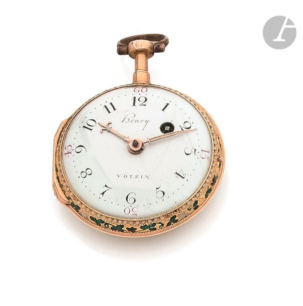 Henry VOISIN à Paris N° 658. Vers 1790
Montre de poche en or jaune 18K (750) d’époque Louis XVI, cadran émaillé blanc, index chiffres arabes formant les heures, boîtier décoré d’un émail bleu translucide et d’un médaillon en forme de rosace émaillée, mouvement à coq échappement à verge.
Diamètre : 39 mm
Poids brut : 48,5 g