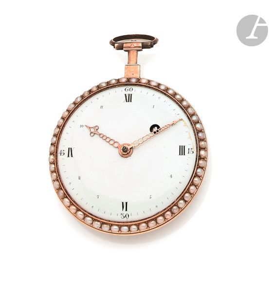 ANONYME. Vers 1790
Montre de poche en or jaune 18K (750) d’époque Louis XVI, lunette sertie de perles, cadran émaillé blanc index chiffres romains et arabes formant les heures, mouvement à coq échappement à verge, boîtier émaillé (accident) à décor d’une scéne pastorale.
Diamètre : 47,50 mm
Poids brut : 70 g
Manque le verre.